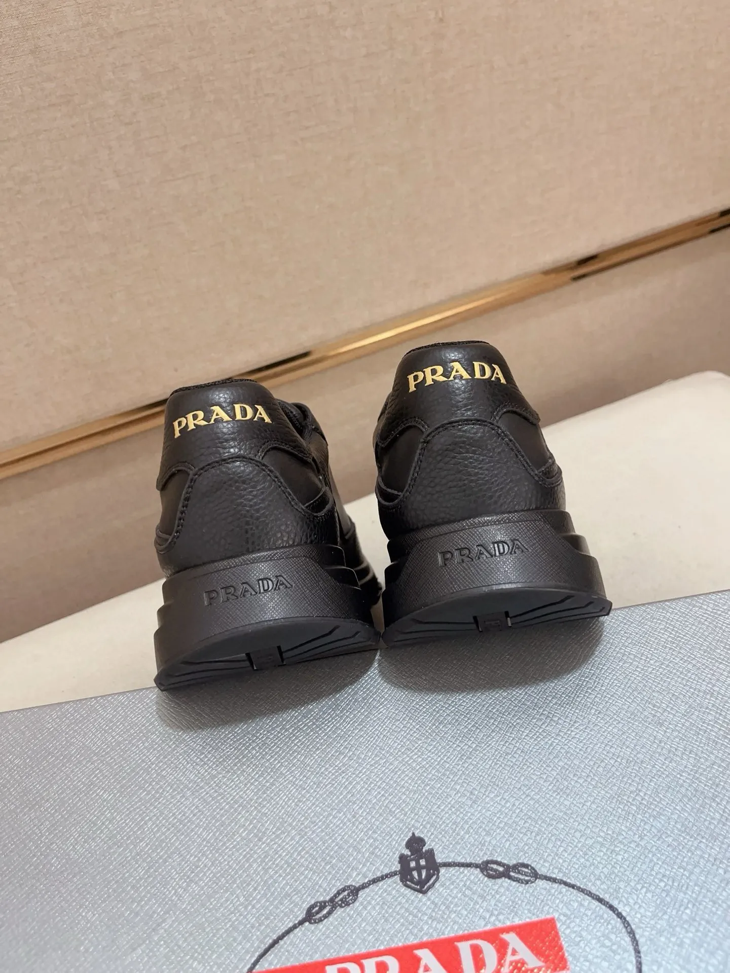 Men's shoes 💰 580💰 ✔️✔️✔️High-quality new PRADA counters are launched simultaneously. The new men's shoes and 😘 fabrics are made of selected first-layer cowhide with superb craftsmanship. Lining: Full cowhide lining. 👍🏿 High-end ☄️ air-cushion molded anti-slip rubber outsole, exquisite lines, simple and elegant, comfortable and high-end for leisure travel. Code number: 38 to 45 (can be customized to 46 to 47, non-refundable)